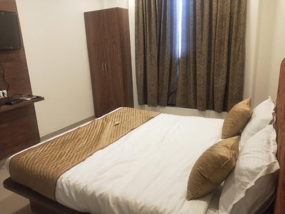 Hotel Sai Krupa Ахмедабад Екстериор снимка