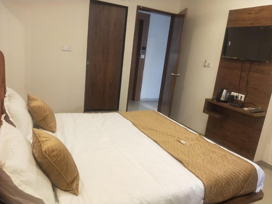 Hotel Sai Krupa Ахмедабад Екстериор снимка