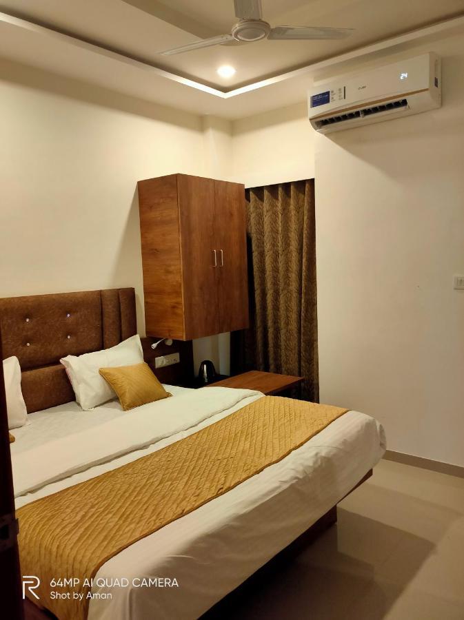 Hotel Sai Krupa Ахмедабад Екстериор снимка