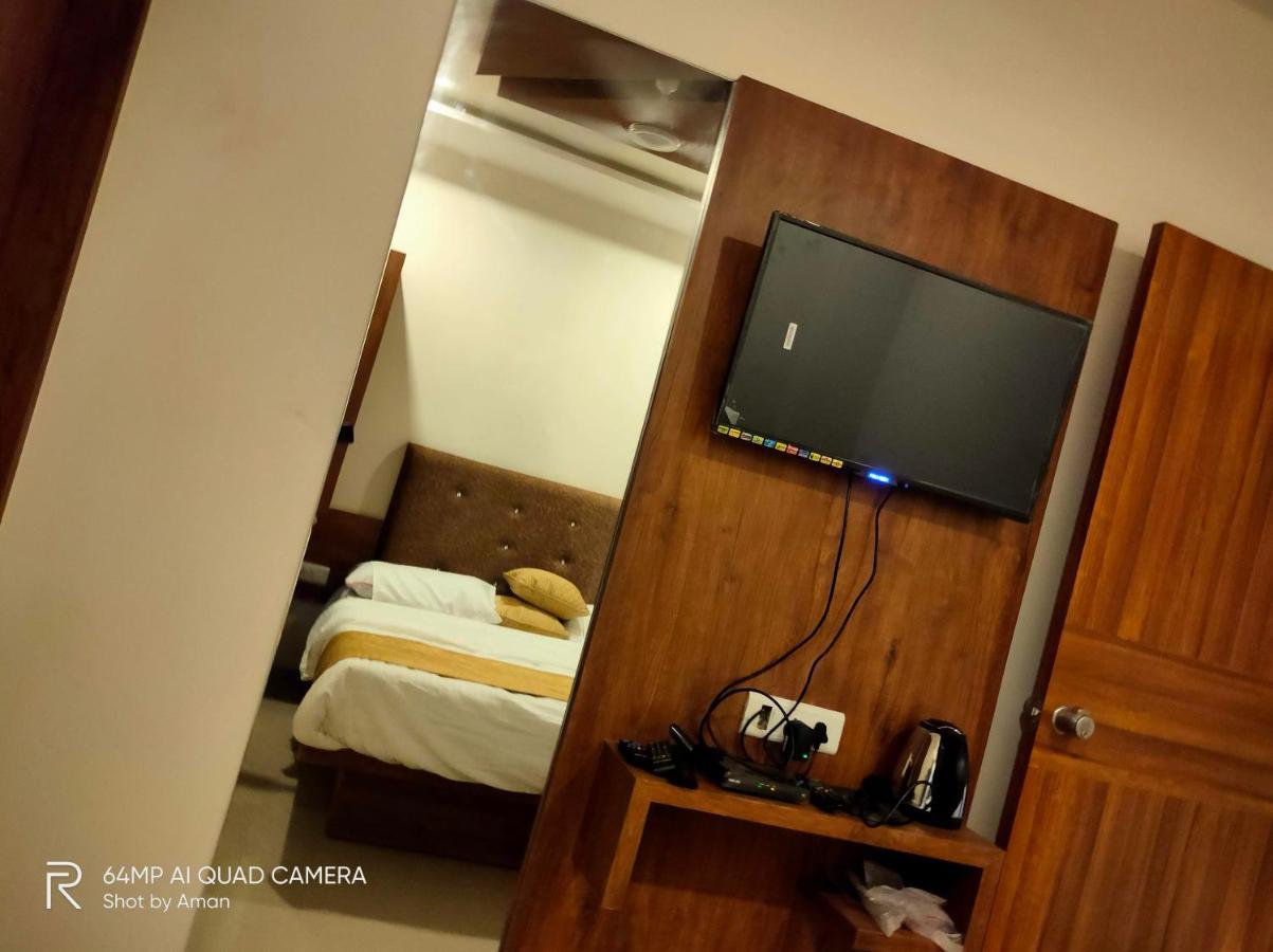 Hotel Sai Krupa Ахмедабад Екстериор снимка