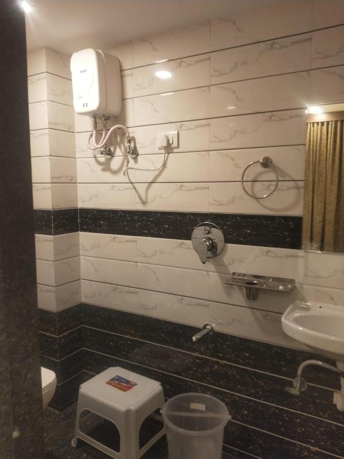 Hotel Sai Krupa Ахмедабад Екстериор снимка